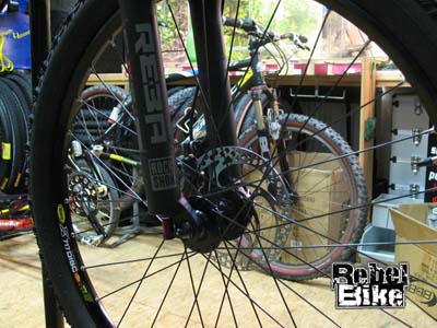 Duratec je vybaven vidlic� Rock Shox Reba Team