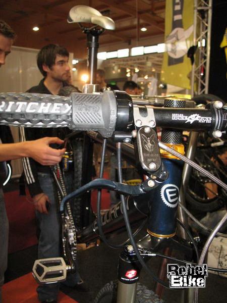 kliknut�m zav�ete okno